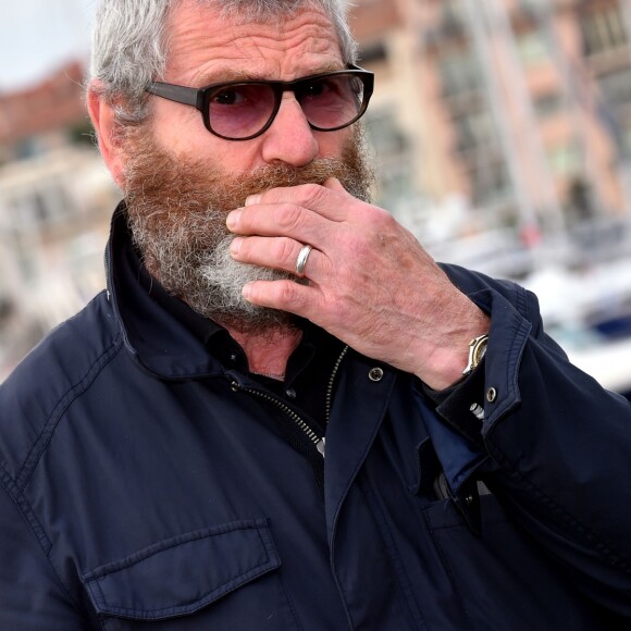 Tchéky Karyo pose lors du photocall de la saison 2 de la série "The Missing" à l'occasion du MIPCOM à Cannes, le 17 octobre 2016. © Bruno Bebert/Bestimage