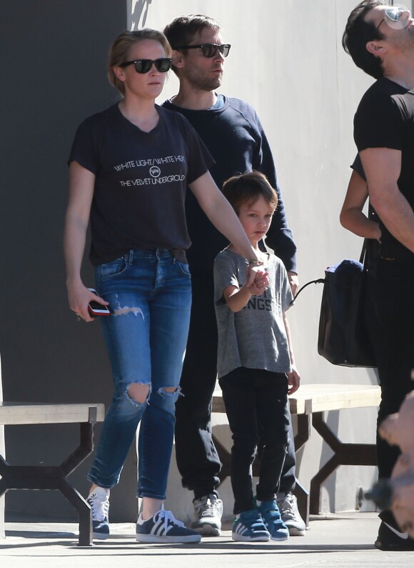 Exclusif - Tobey Maguire, sa femme Jennifer Meyer et leurs enfants Ruby et Otis sont allés déjeuner avec des amis à West Hollywood, le 7 février 2016