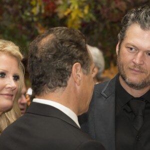 Gwen Stefani et Blake Shelton discutant avec le gouverneur de New York Andrew Cuomo au dîner d'Etat organisé en l'honneur de Matteo Renzi à la Maison Blanche, à Washington, le 18 octobre 2016