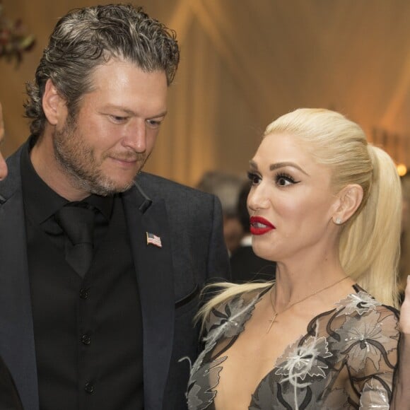 Gwen Stefani et Blake Shelton discutant avec le gouverneur de New York Andrew Cuomo au dîner d'Etat organisé en l'honneur de Matteo Renzi à la Maison Blanche, à Washington, le 18 octobre 2016