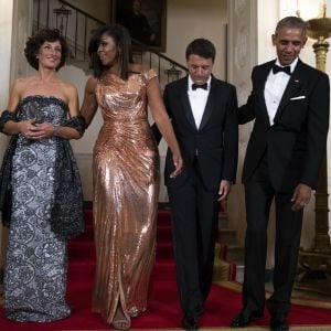 Barack Obama et Michelle Obama posant pour une photo officielle aux côtés du chef du gouvernement italien Matteo Renzi et de son épouse Agnese Landini avant le dîner d'Etat organisé à la Maison Blanche, à Washington, le 18 octobre 2016