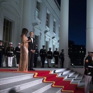 Barack Obama et Michelle Obama posant pour une photo officielle aux côtés du chef du gouvernement italien Matteo Renzi et de son épouse Agnese Landini avant le dîner d'Etat organisé à la Maison Blanche, à Washington, le 18 octobre 2016