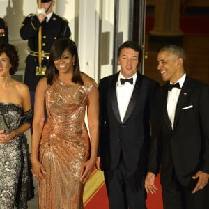 Barack Obama et Michelle Obama posant pour une photo officielle aux côtés du chef du gouvernement italien Matteo Renzi et de son épouse Agnese Landini avant le dîner d'Etat organisé à la Maison Blanche, à Washington, le 18 octobre 2016