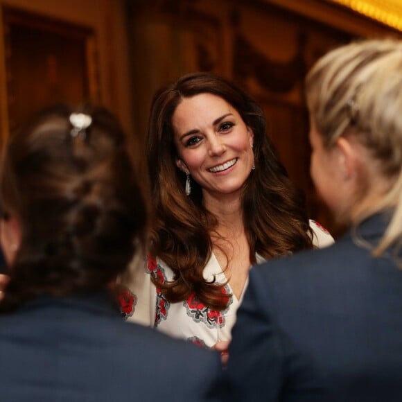 Kate Middleton, avec Elizabeth II, le duc d'Edimbourg, le prince William et le prince Harry, participait le 18 octobre 2016 à une réception en l'honneur des médaillés des Jeux olympiques et paralympiques de Rio 2016 au Palais de Buckingham à Londres.