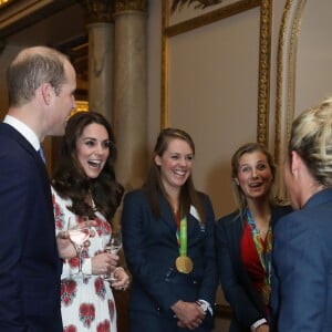 Kate Middleton, avec Elizabeth II, le duc d'Edimbourg, le prince William et le prince Harry, participait le 18 octobre 2016 à une réception en l'honneur des médaillés des Jeux olympiques et paralympiques de Rio 2016 au Palais de Buckingham à Londres.