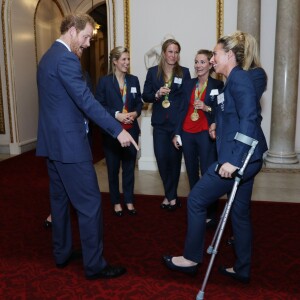 Le prince Harry et Susannah Townsend lors d'une réception en l'honneur des médaillés des Jeux olympiques et paralympiques de Rio 2016 au Palais de Buckingham à Londres le 18 octobre 2016.