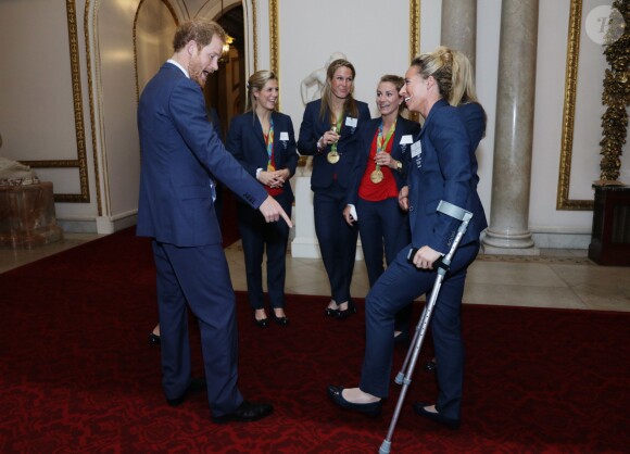 Le prince Harry et Susannah Townsend lors d'une réception en l'honneur des médaillés des Jeux olympiques et paralympiques de Rio 2016 au Palais de Buckingham à Londres le 18 octobre 2016.