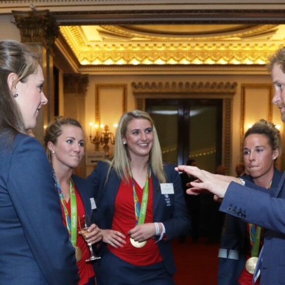 Kate Middleton, avec Elizabeth II, le duc d'Edimbourg, le prince William et le prince Harry, participait le 18 octobre 2016 à une réception en l'honneur des médaillés des Jeux olympiques et paralympiques de Rio 2016 au Palais de Buckingham à Londres.