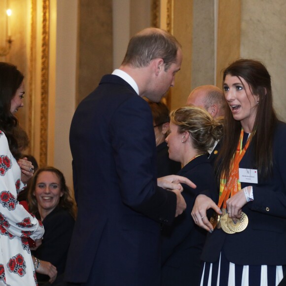 Kate Middleton, avec Elizabeth II, le duc d'Edimbourg, le prince William et le prince Harry, participait le 18 octobre 2016 à une réception en l'honneur des médaillés des Jeux olympiques et paralympiques de Rio 2016 au Palais de Buckingham à Londres.