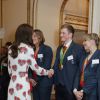 Kate Middleton, avec Elizabeth II, le duc d'Edimbourg, le prince William et le prince Harry, participait le 18 octobre 2016 à une réception en l'honneur des médaillés des Jeux olympiques et paralympiques de Rio 2016 au Palais de Buckingham à Londres.