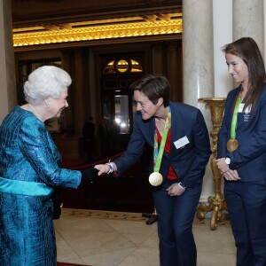 La reine Elizabeth II lors d'une réception en l'honneur des médaillés des Jeux olympiques et paralympiques de Rio 2016 au Palais de Buckingham à Londres le 18 octobre 2016.