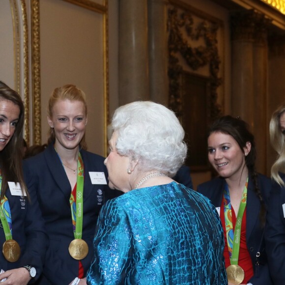 La reine Elizabeth II lors d'une réception en l'honneur des médaillés des Jeux olympiques et paralympiques de Rio 2016 au Palais de Buckingham à Londres le 18 octobre 2016.