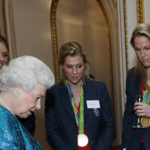 La reine Elizabeth II lors d'une réception en l'honneur des médaillés des Jeux olympiques et paralympiques de Rio 2016 au Palais de Buckingham à Londres le 18 octobre 2016.
