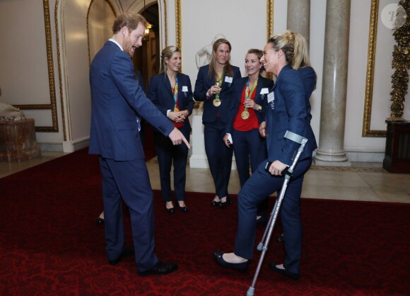 Le prince Harry - La famille royale d'Angleterre reçoit les médaillés des Jeux paralympiques de Rio 2016 au Palais de Buckingham à Londres le 18 octobre 2016.