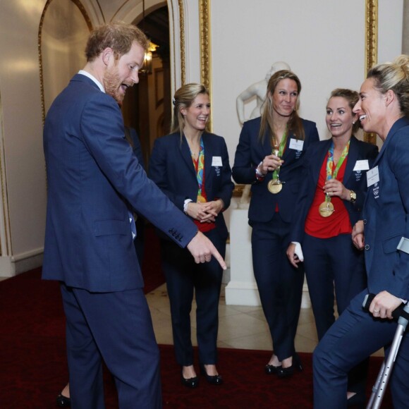 Le prince Harry - La famille royale d'Angleterre reçoit les médaillés des Jeux paralympiques de Rio 2016 au Palais de Buckingham à Londres le 18 octobre 2016.