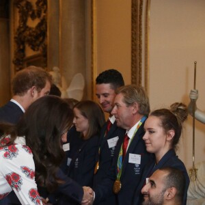 Le prince Harry et Kate Catherine Middleton, duchesse de Cambridge - La famille royale d'Angleterre reçoit les médaillés des Jeux paralympiques de Rio 2016 au Palais de Buckingham à Londres le 18 octobre 2016. Reception for Team GB and ParalympicsGB medallists from the 2016 Olympic and Paralympic Games at Buckingham Palace in London on october 18, 2016.18/10/2016 - Londres