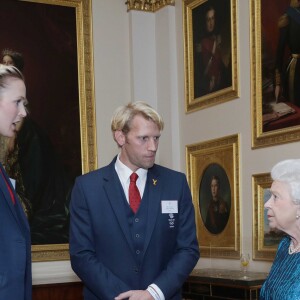 La reine Elizabeth II lors d'une réception en l'honneur des médaillés des Jeux olympiques et paralympiques de Rio 2016 au Palais de Buckingham à Londres le 18 octobre 2016.