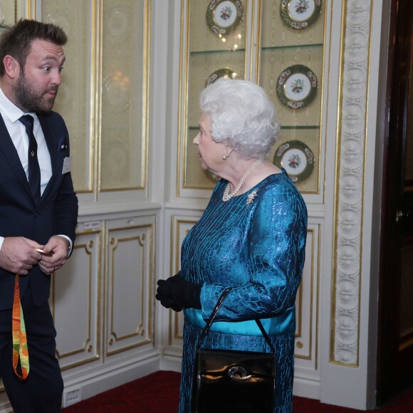 La reine Elizabeth II lors d'une réception en l'honneur des médaillés des Jeux olympiques et paralympiques de Rio 2016 au Palais de Buckingham à Londres le 18 octobre 2016.