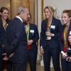Le prince Philip, duc d'Edimbourg, avec l'équipe féminine de hockey lors d'une réception en l'honneur des médaillés des Jeux olympiques et paralympiques de Rio 2016 au Palais de Buckingham à Londres le 18 octobre 2016.