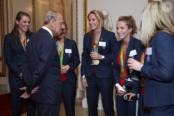 Le prince Philip, duc d'Edimbourg, avec l'équipe féminine de hockey lors d'une réception en l'honneur des médaillés des Jeux olympiques et paralympiques de Rio 2016 au Palais de Buckingham à Londres le 18 octobre 2016.