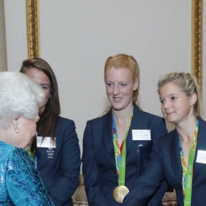 La reine Elizabeth II lors d'une réception en l'honneur des médaillés des Jeux olympiques et paralympiques de Rio 2016 au Palais de Buckingham à Londres le 18 octobre 2016.