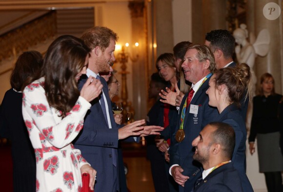 Kate Catherine Middleton, duchesse de Cambridge et le prince Harry, Nick Skelton - La famille royale d'Angleterre reçoit les médaillés des Jeux paralympiques de Rio 2016 au Palais de Buckingham à Londres le 18 octobre 2016.