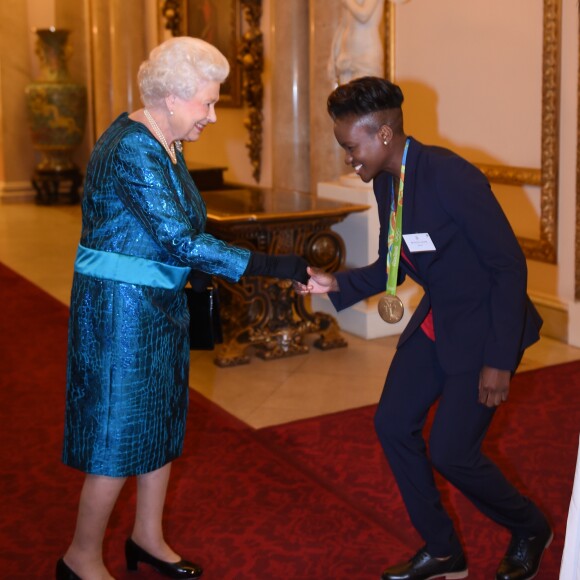 La reine Elizabeth II et Nicola Adams lors d'une réception en l'honneur des médaillés des Jeux olympiques et paralympiques de Rio 2016 au Palais de Buckingham à Londres le 18 octobre 2016.