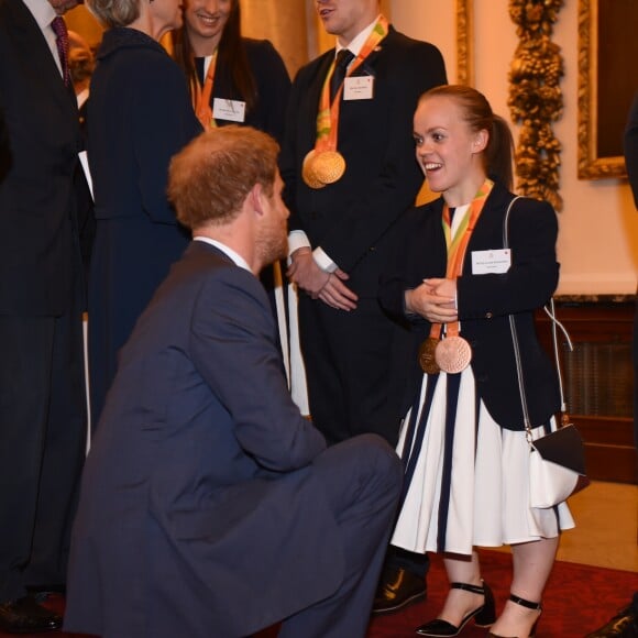 Le prince Harry et la nageuse Ellie Simmonds lors d'une réception en l'honneur des médaillés des Jeux olympiques et paralympiques de Rio 2016 au Palais de Buckingham à Londres le 18 octobre 2016.