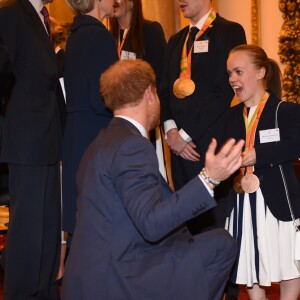 Le prince Harry et la nageuse Ellie Simmonds lors d'une réception en l'honneur des médaillés des Jeux olympiques et paralympiques de Rio 2016 au Palais de Buckingham à Londres le 18 octobre 2016.