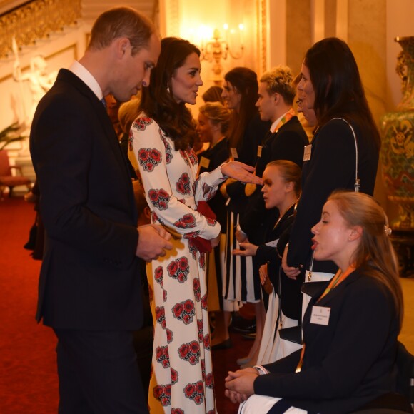 Le prince William, duc de Cambridge, et Kate Catherine Middleton, duchesse de Cambridge - La famille royale d'Angleterre reçoit les médaillés des Jeux paralympiques de Rio 2016 au Palais de Buckingham à Londres le 18 octobre 2016.
