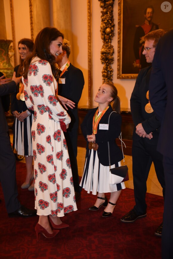 Kate Catherine Middleton, duchesse de Cambridge, Ellie Simmonds - La famille royale d'Angleterre reçoit les médaillés des Jeux paralympiques de Rio 2016 au Palais de Buckingham à Londres le 18 octobre 2016.