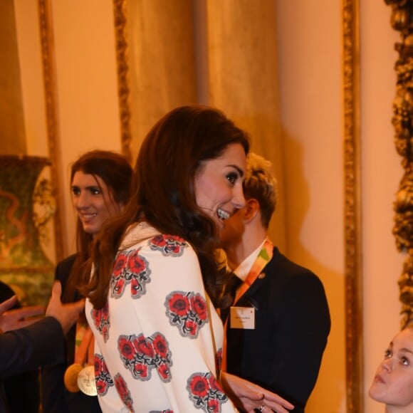 Kate Catherine Middleton, duchesse de Cambridge, Ellie Simmonds - La famille royale d'Angleterre reçoit les médaillés des Jeux paralympiques de Rio 2016 au Palais de Buckingham à Londres le 18 octobre 2016.