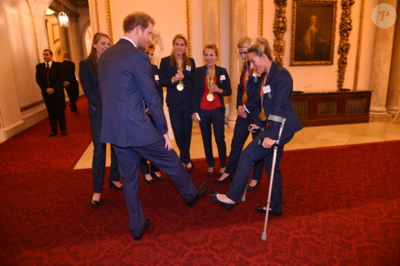Le prince Harry et l'équipe de hockey championne olympique lors d'une réception en l'honneur des médaillés des Jeux olympiques et paralympiques de Rio 2016 au Palais de Buckingham à Londres le 18 octobre 2016.