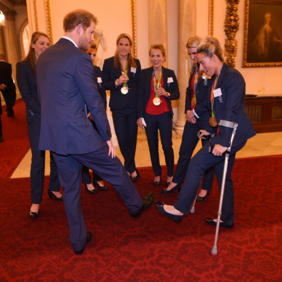 Le prince Harry et l'équipe de hockey championne olympique lors d'une réception en l'honneur des médaillés des Jeux olympiques et paralympiques de Rio 2016 au Palais de Buckingham à Londres le 18 octobre 2016.