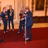 Le prince Harry et l'équipe de hockey championne olympique lors d'une réception en l'honneur des médaillés des Jeux olympiques et paralympiques de Rio 2016 au Palais de Buckingham à Londres le 18 octobre 2016.