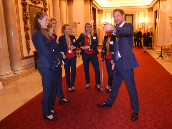 Le prince Harry lors d'une réception en l'honneur des médaillés des Jeux olympiques et paralympiques de Rio 2016 au Palais de Buckingham à Londres le 18 octobre 2016.