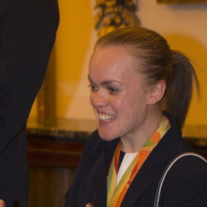 Le prince Harry et la nageuse Ellie Simmonds lors d'une réception en l'honneur des médaillés des Jeux olympiques et paralympiques de Rio 2016 au Palais de Buckingham à Londres le 18 octobre 2016.