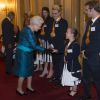 La reine Elizabeth II salue Ellie Simmonds, sous le regard de Jody Cundy et Sarah Storey, lors d'une réception en l'honneur des médaillés des Jeux olympiques et paralympiques de Rio 2016 au Palais de Buckingham à Londres le 18 octobre 2016.