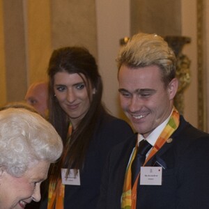 La reine Elizabeth II salue Ellie Simmonds, sous le regard de Jody Cundy et Sarah Storey, lors d'une réception en l'honneur des médaillés des Jeux olympiques et paralympiques de Rio 2016 au Palais de Buckingham à Londres le 18 octobre 2016.