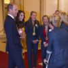Le prince William et Kate Middleton avec l'équipe féminine de hockey lors d'une réception en l'honneur des médaillés des Jeux olympiques et paralympiques de Rio 2016 au Palais de Buckingham à Londres le 18 octobre 2016.