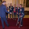 Le prince Harry et Susannah Townsend lors d'une réception en l'honneur des médaillés des Jeux olympiques et paralympiques de Rio 2016 au Palais de Buckingham à Londres le 18 octobre 2016.