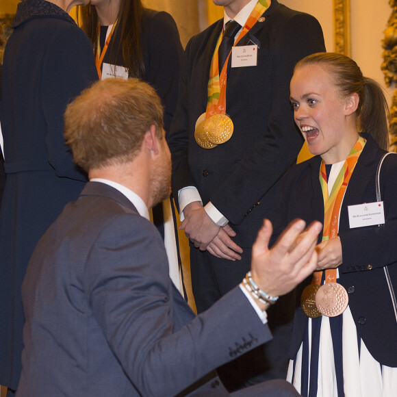 Le prince Harry et la nageuse Ellie Simmonds lors d'une réception en l'honneur des médaillés des Jeux olympiques et paralympiques de Rio 2016 au Palais de Buckingham à Londres le 18 octobre 2016.