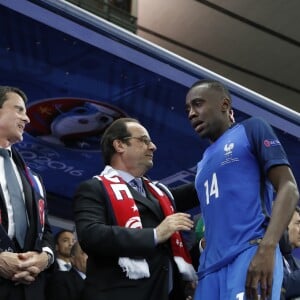 Le président de la République François Hollande serre la main de Blaise Matuidi après la finale de l'Euro 2016 France-Portugal au stade de France à Saint-Denis, le 10 juillet 2016.