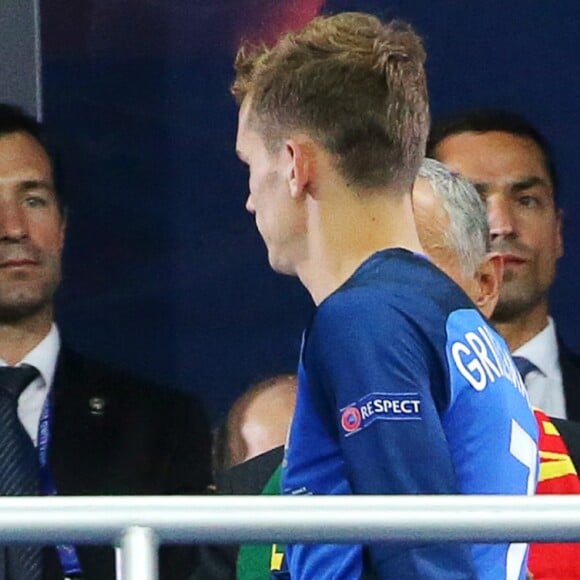 François Hollande serre la main d'Antoine Griezmann après la finale de l'Euro 2016 France-Portugal au stade de France à Saint-Denis, le 10 juillet 2016.