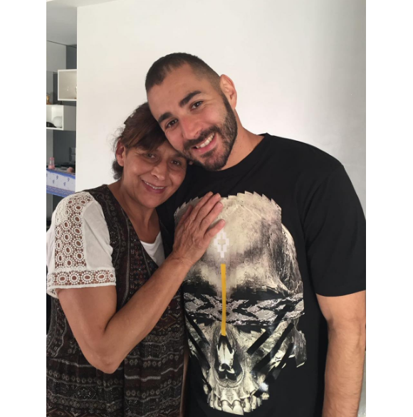 Karim Benzema pose avec sa maman sur Instagram.