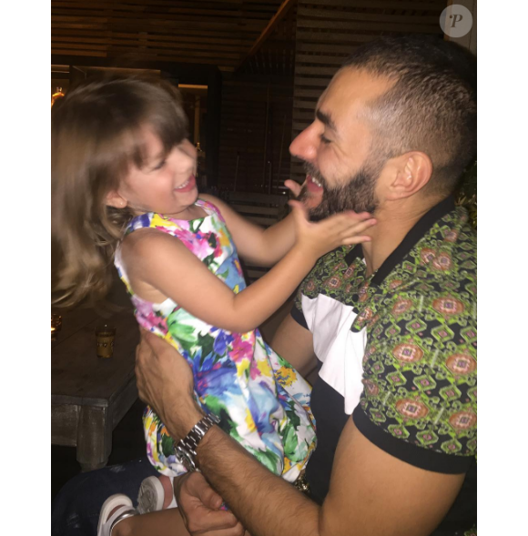 Karim Benzema pose avec sa fille Melia sur Instagram.