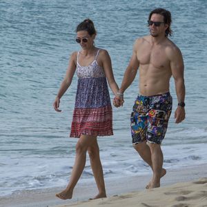 Mark Wahlberg en vacances à la plage avec sa femme Rhea Durham à la Barbade le 18 octobre 2016.