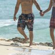 Mark Wahlberg en vacances à la plage avec sa femme Rhea Durham à la Barbade le 18 octobre 2016.