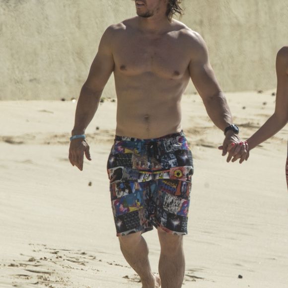 Mark Wahlberg en vacances à la plage avec sa femme Rhea Durham à la Barbade le 18 octobre 2016.