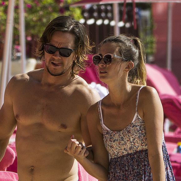 Mark Wahlberg en vacances à la plage avec sa femme Rhea Durham à la Barbade le 18 octobre 2016. -